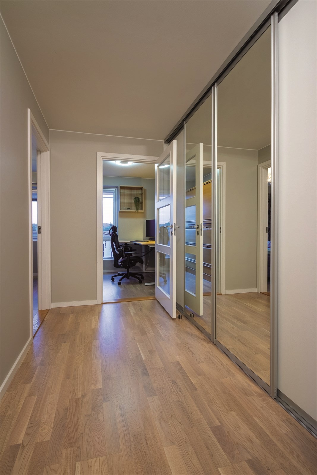 2etg - Trappegang med bod bak skyvedører - godt med oppbevaring Galleribilde