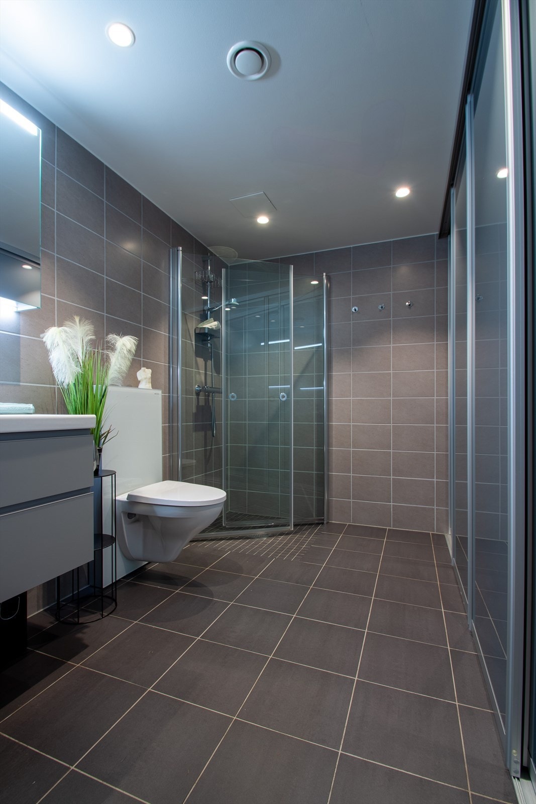 1etg - Bad/wc med opplegg for vaskemaskin. Her er også teknisk anlegg skjult bak skyvedører. Galleribilde