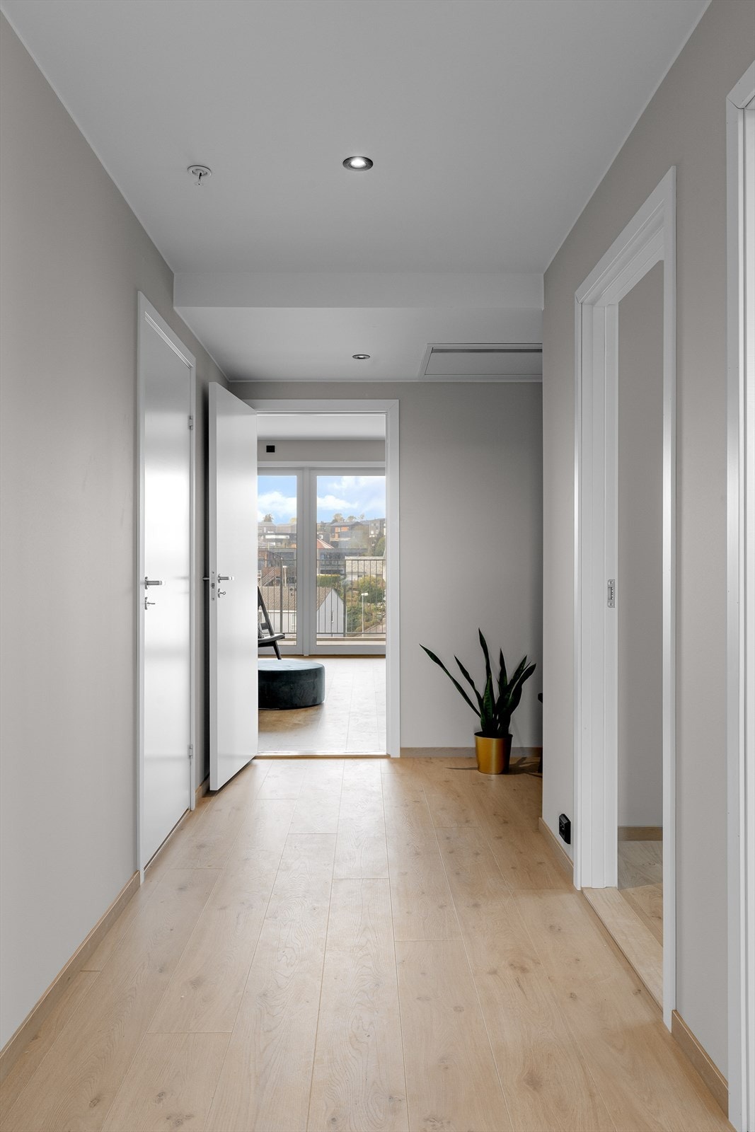 Leiligheten fremstår som lys og innbydende med gode planløsninger og gjennomgående høy standard. Galleribilde