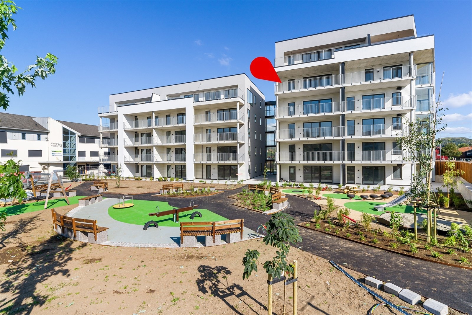 Leiligheten har en svært sentral plassering på Ganddal og med kort vei til det meste en skulle ha behov for som barneskole, ungdomsskole, barnehage, lekeplass, idrettsanlegg og dagligvarebutikk. Galleribilde