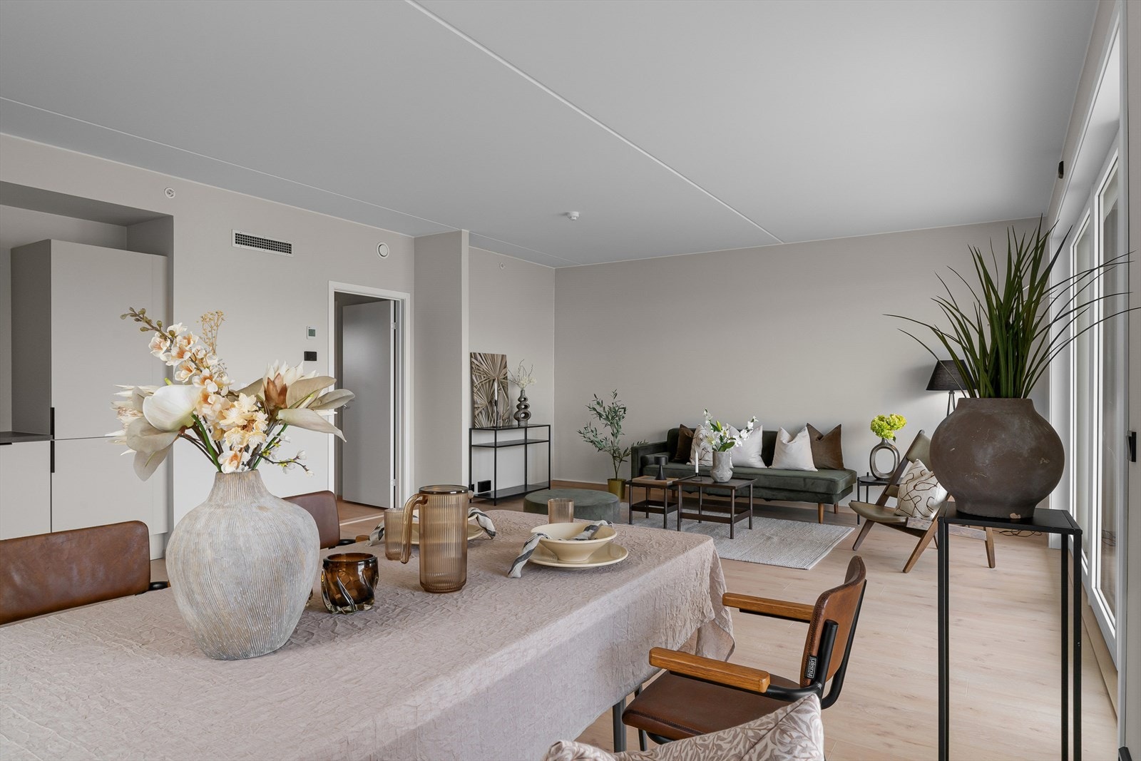 Her har man rikelig med plass til både spisebord og sofagruppe, en perfekt plass til å nyte gode stunder med familie og venner. Galleribilde