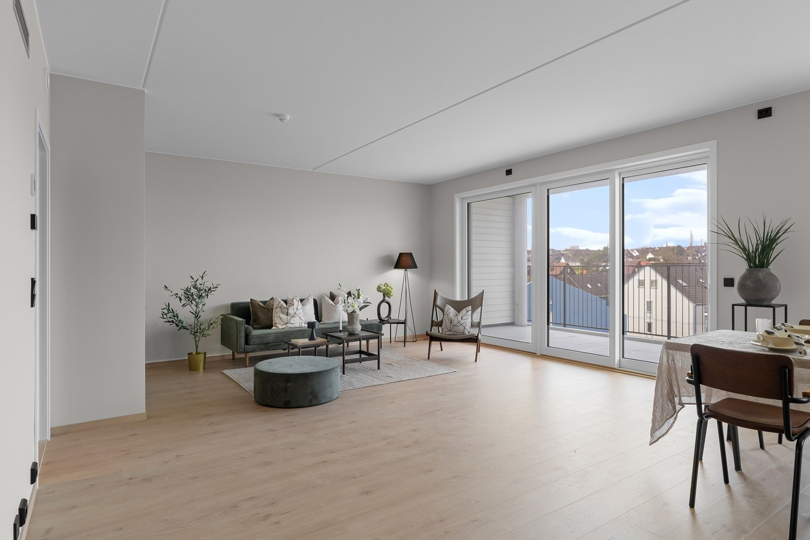 Leilighetens stue fremstår som lys og trivelig med gode vindusflater som slipper inn mye naturlig lys som er med på å skape en god romfølelse og atmosfære. Galleribilde