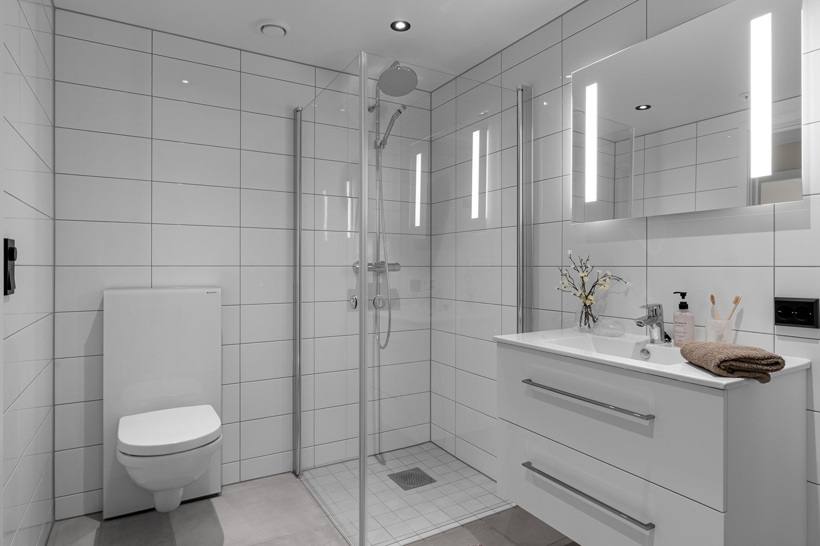 Delikat helfliset bad med vegghengt wc, dusjhjørne og varme i gulv for ekstra komfort. Galleribilde