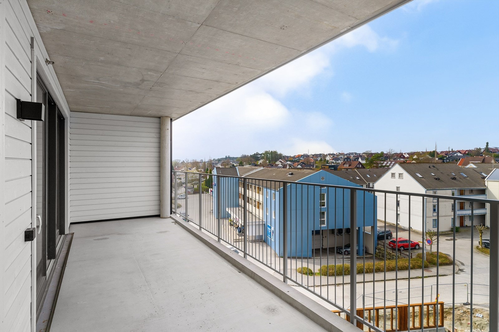 Fra stuen har man utgang til en romslig og vestvendt balkong, som kan vise til en pen utsikt og gode solforhold. Galleribilde