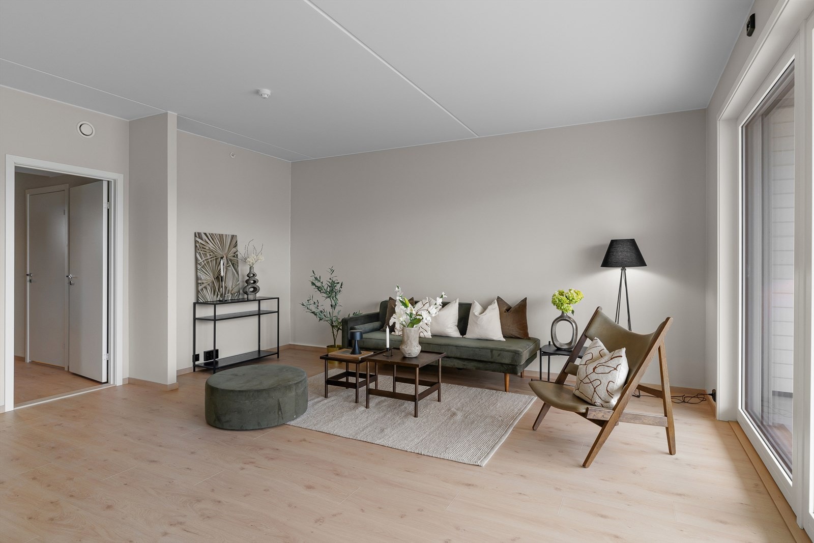 Leilighetens stue fremstår som lys og trivelig med gode vindusflater som slipper inn mye naturlig lys som er med på å skape en god romfølelse og atmosfære. Galleribilde