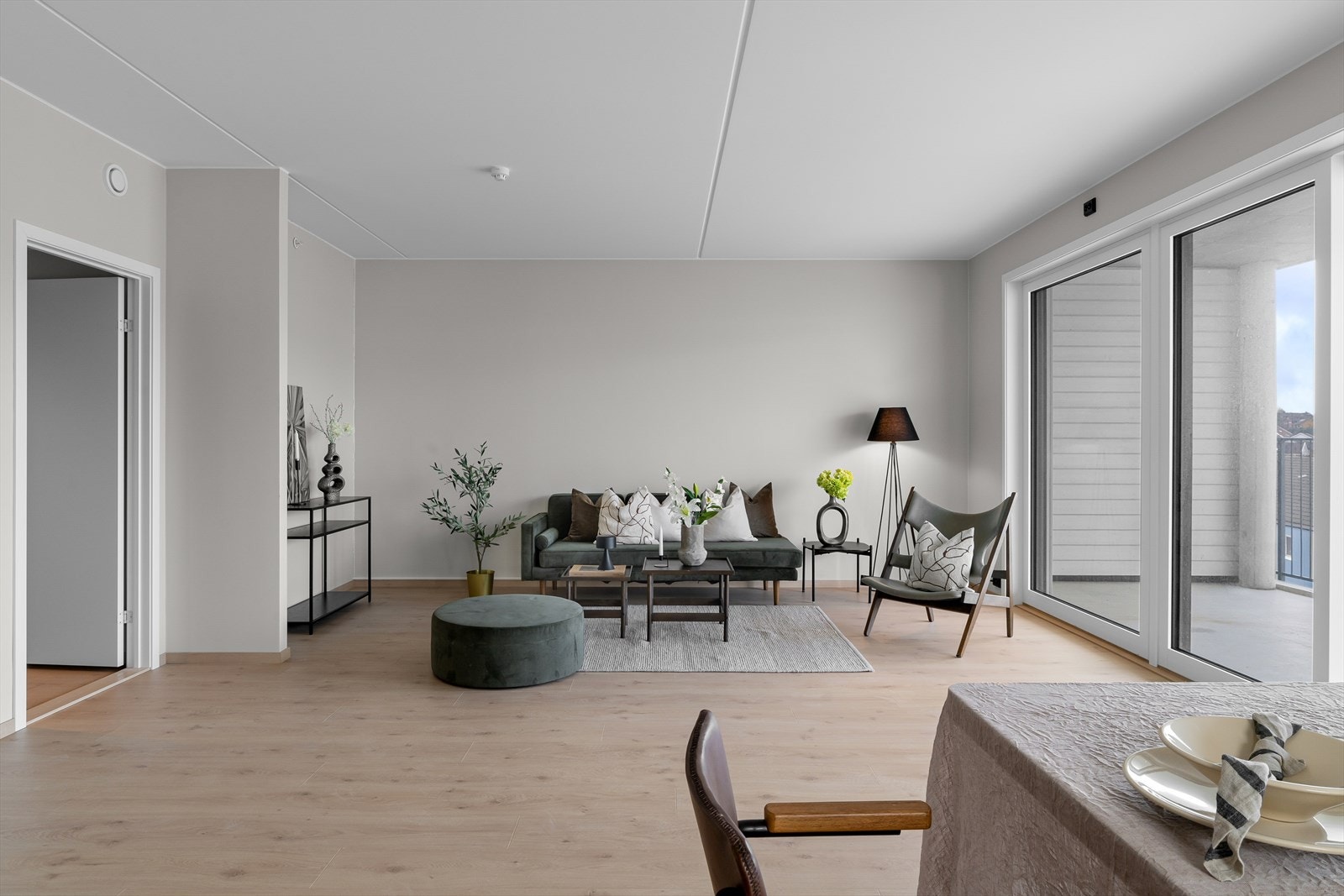 Her har man rikelig med plass til både spisebord og sofagruppe, en perfekt plass til å nyte gode stunder med familie og venner. Galleribilde