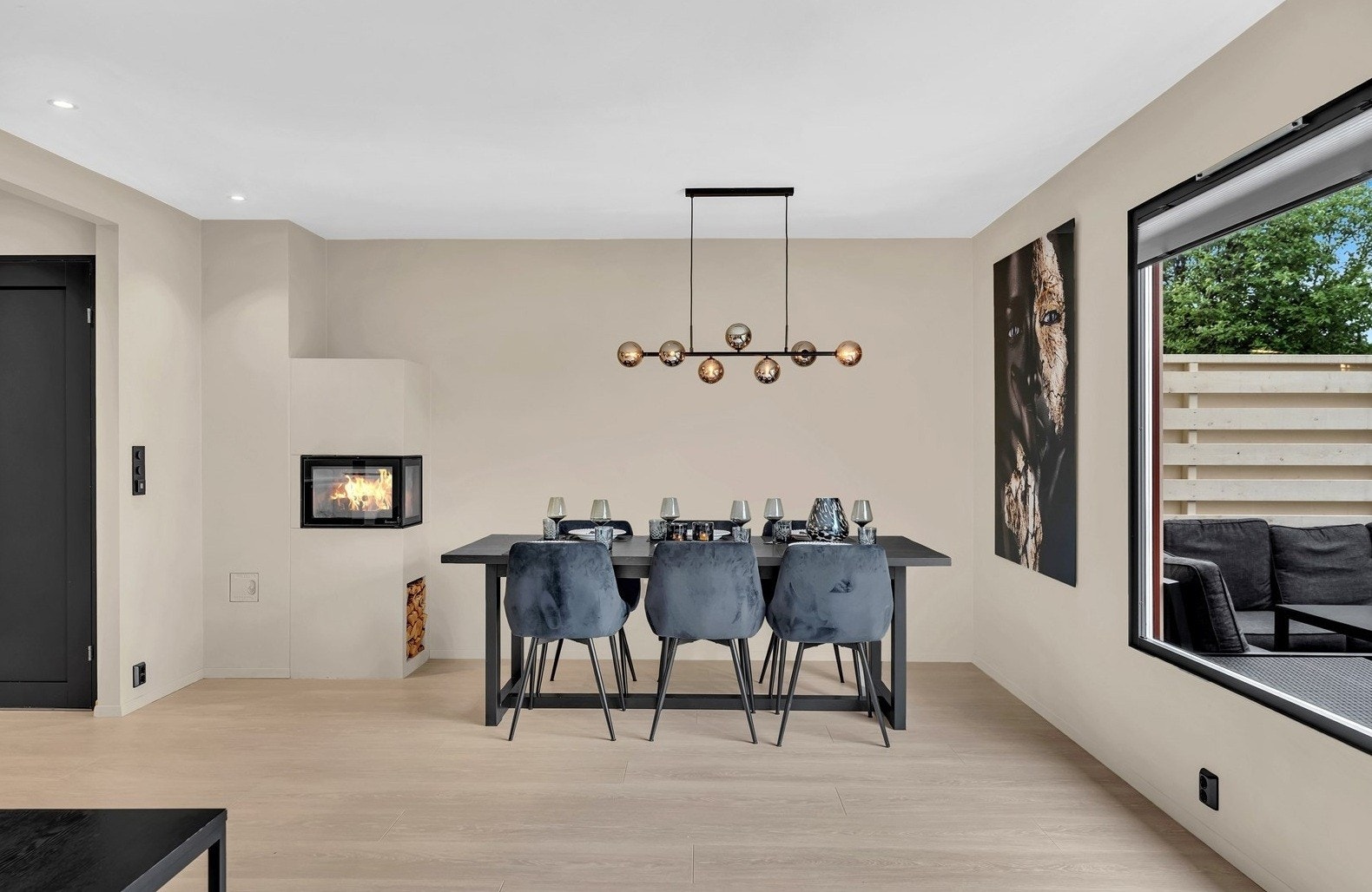 Fin spisestue med peis Galleribilde