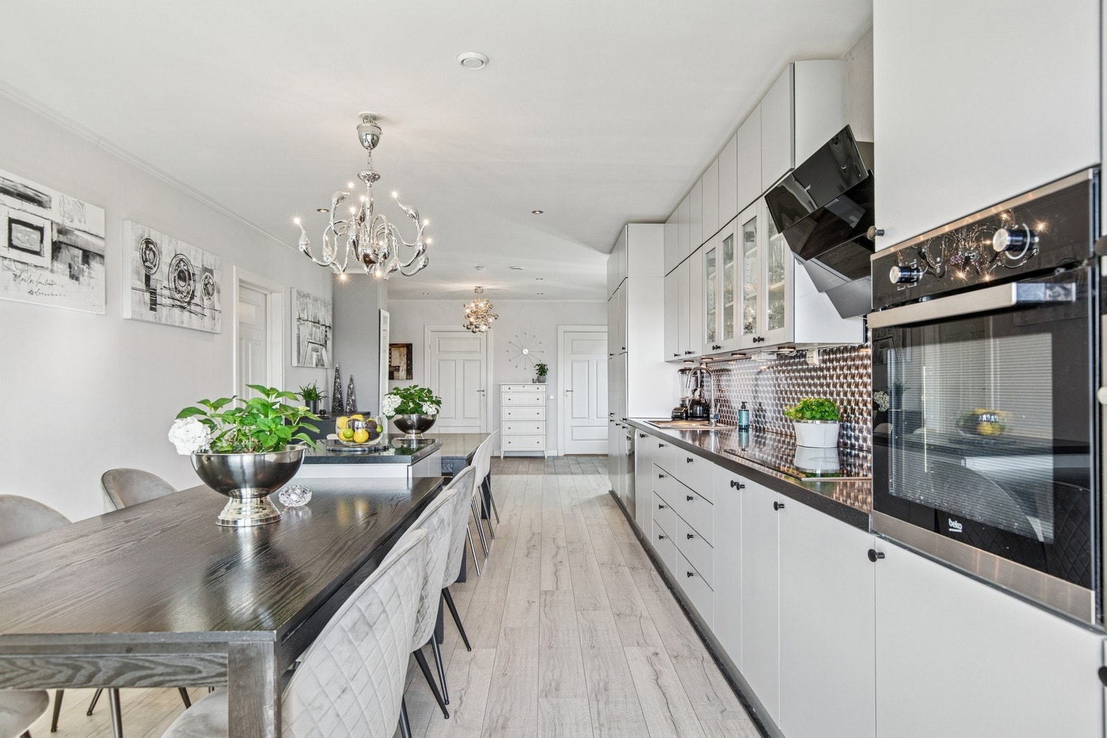 Kjøkkenøyen er på hjul og kan flyttes på. Galleribilde