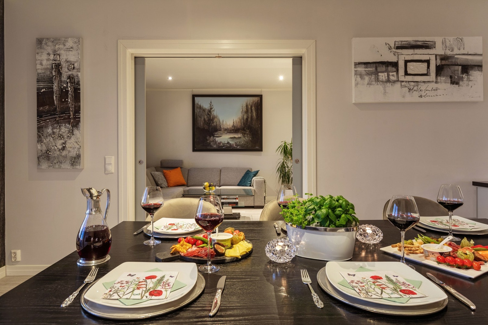 Det romslige kjøkkenet er selve hjertet av boligen - et naturlig samlingspunkt for både hverdag og fest. Her er det god plass til lange frokoster, matlaging med familie og venner, eller rolige kvelder med et glass vin ved kjøkkenøyen. Galleribilde