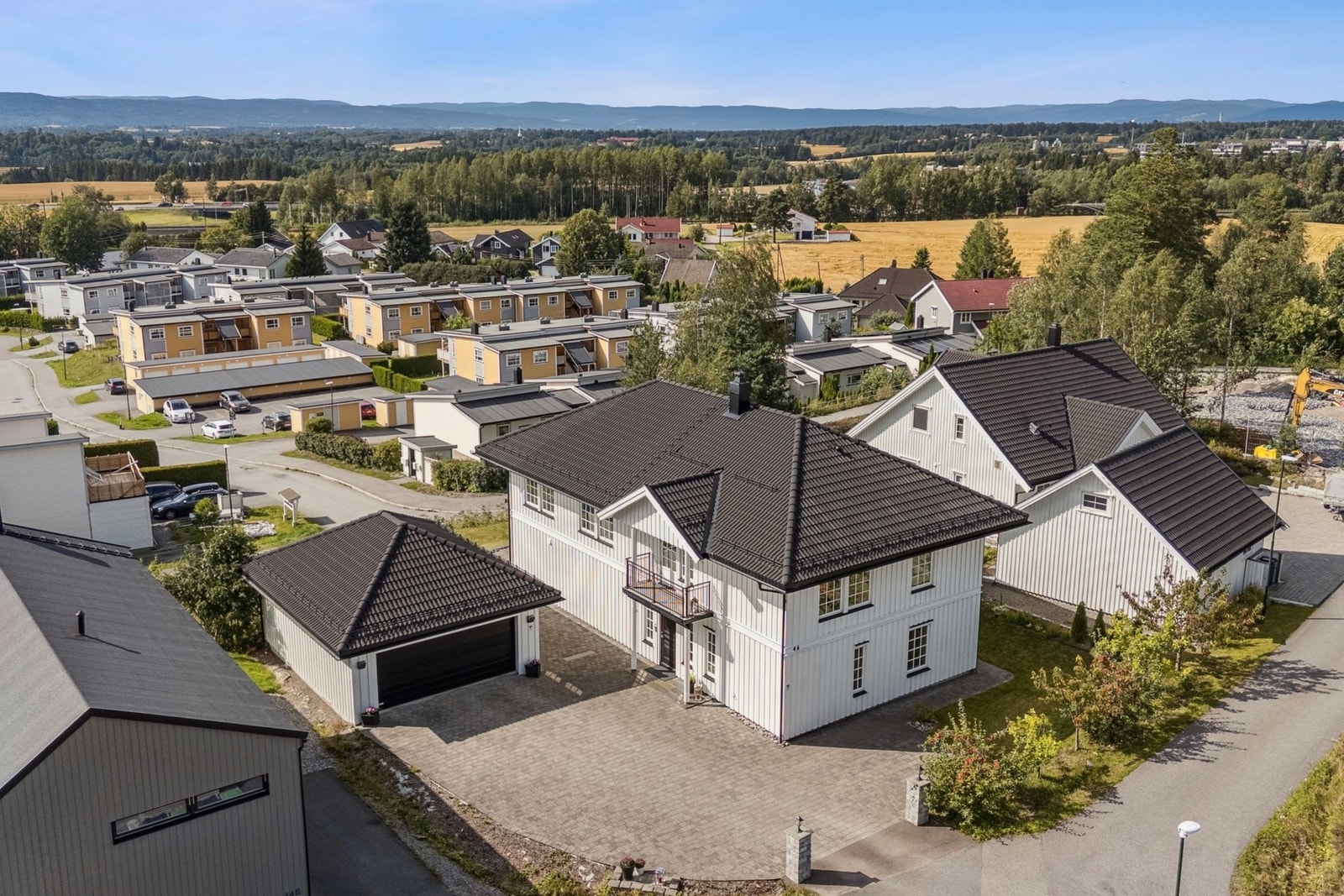 Eneboligen er på 256 kvm og ligger usjenert til på en solrik og svært pen tomt. Galleribilde