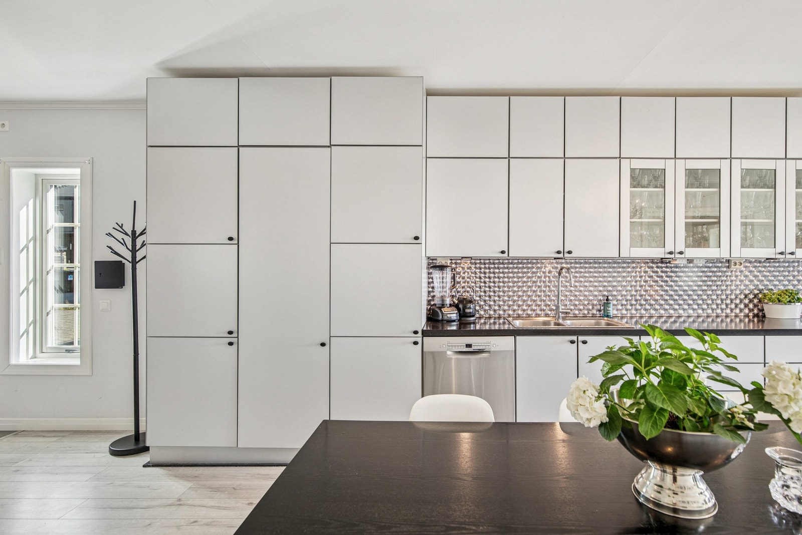 Dette er et moderne kjøkken med mye skap- og benkeplass. Galleribilde