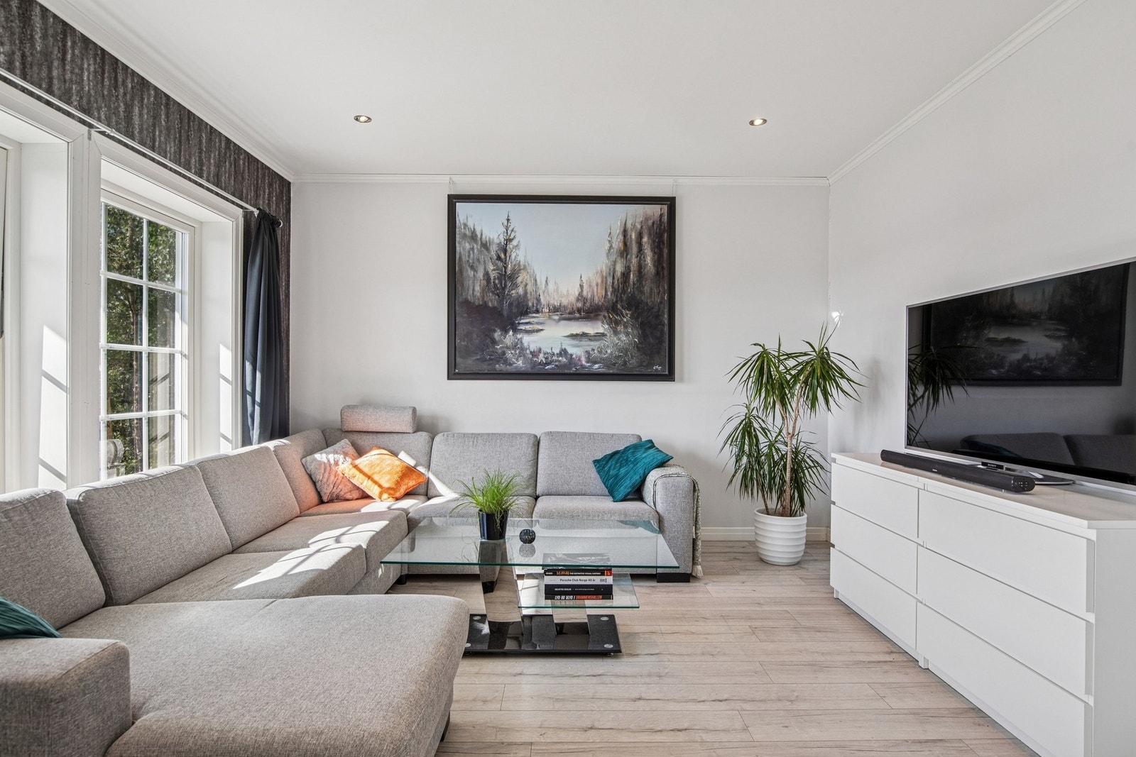 Stuen i husets 1. etasje er også blitt brukt som soverom. Slike bruksendringer, som ikke endrer forutsetningen for kommunens opprinnelige godkjennelse, er som utgangspunkt ikke søknadspliktige. Galleribilde