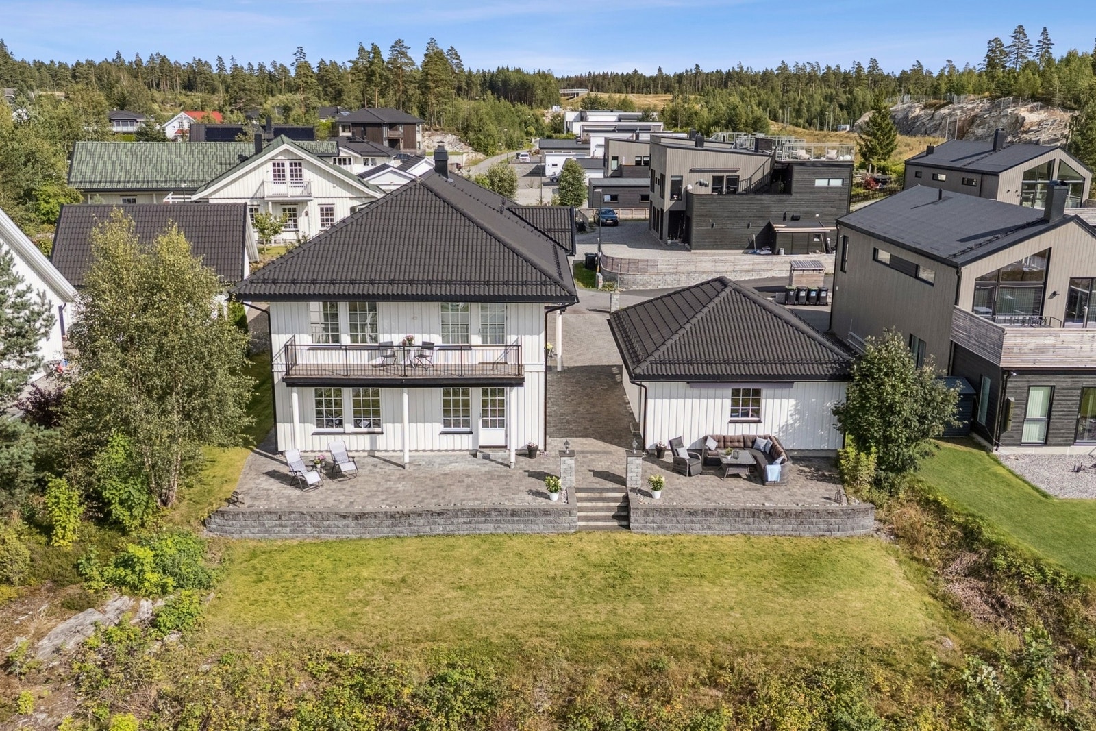 Eneboligen ligger i et sentrumsnært og meget barnevennlig boligområde på Langelandsfjellet i Jessheim. Galleribilde