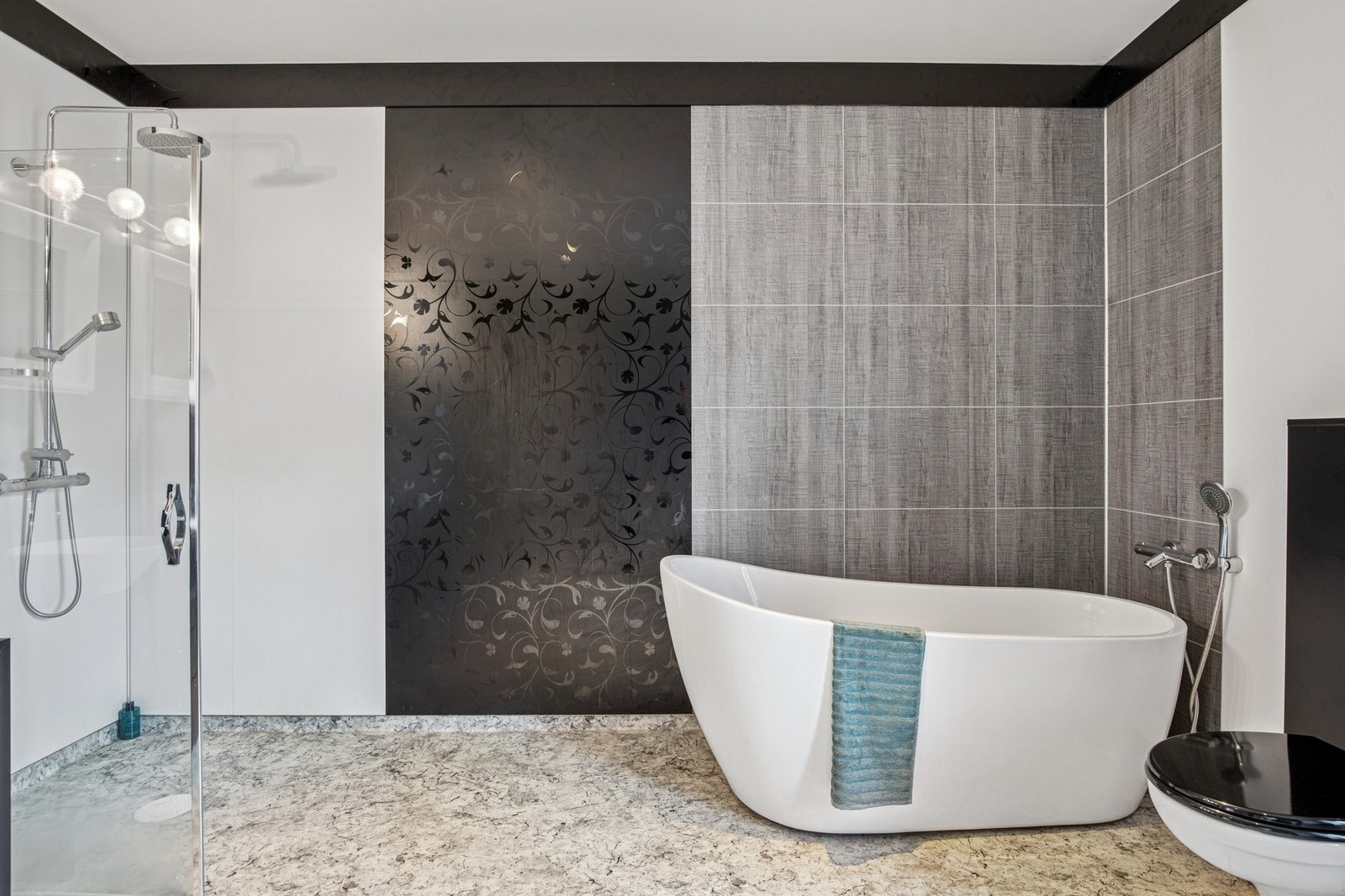 Pent bad med både dusj og badekar. Her kan du ta deg et varmt bad. Galleribilde