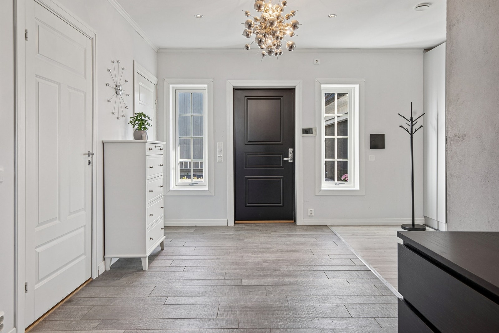 Stor entré med god plass til av og påkledning. Galleribilde