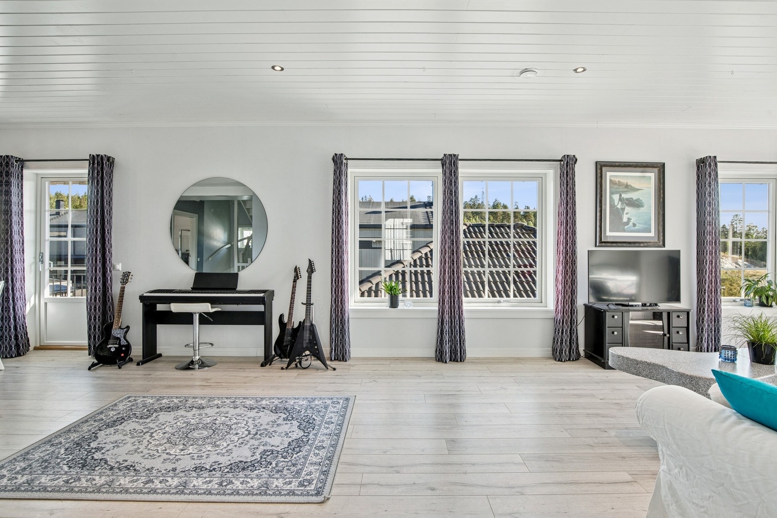 Mange vindusflater i stuen slipper inn rikelig med naturlig lys. Galleribilde