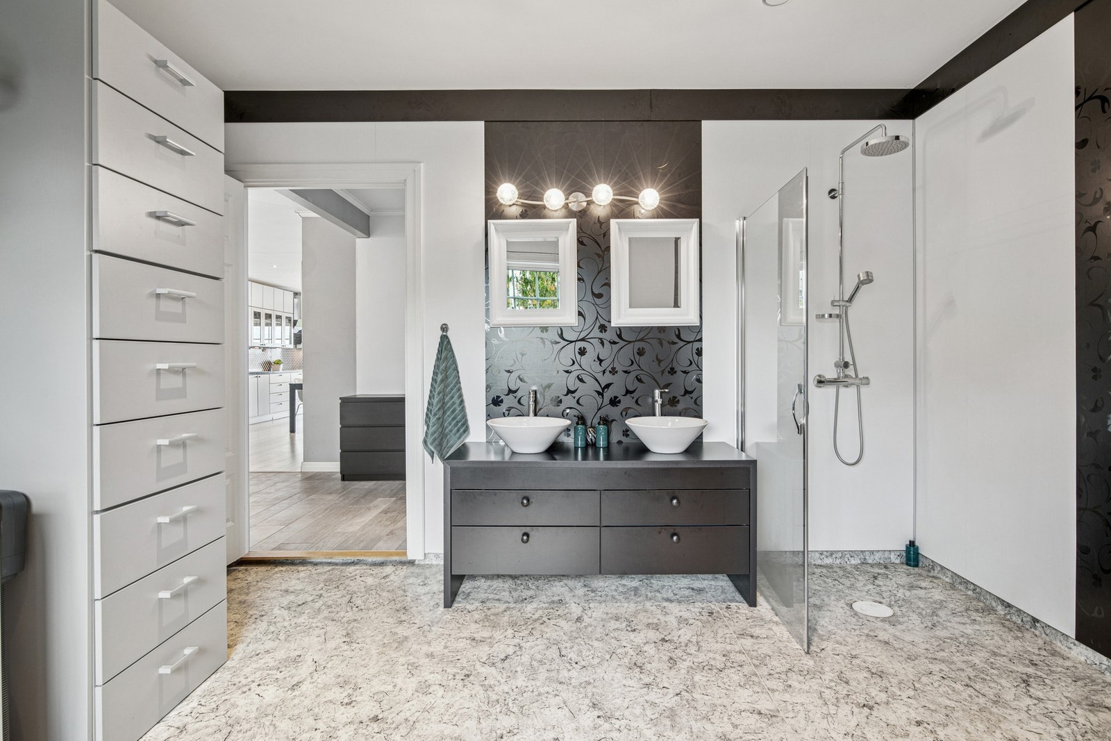 Baderommet har dobbel servantinnredning med to ovenpåliggende servanter. Galleribilde