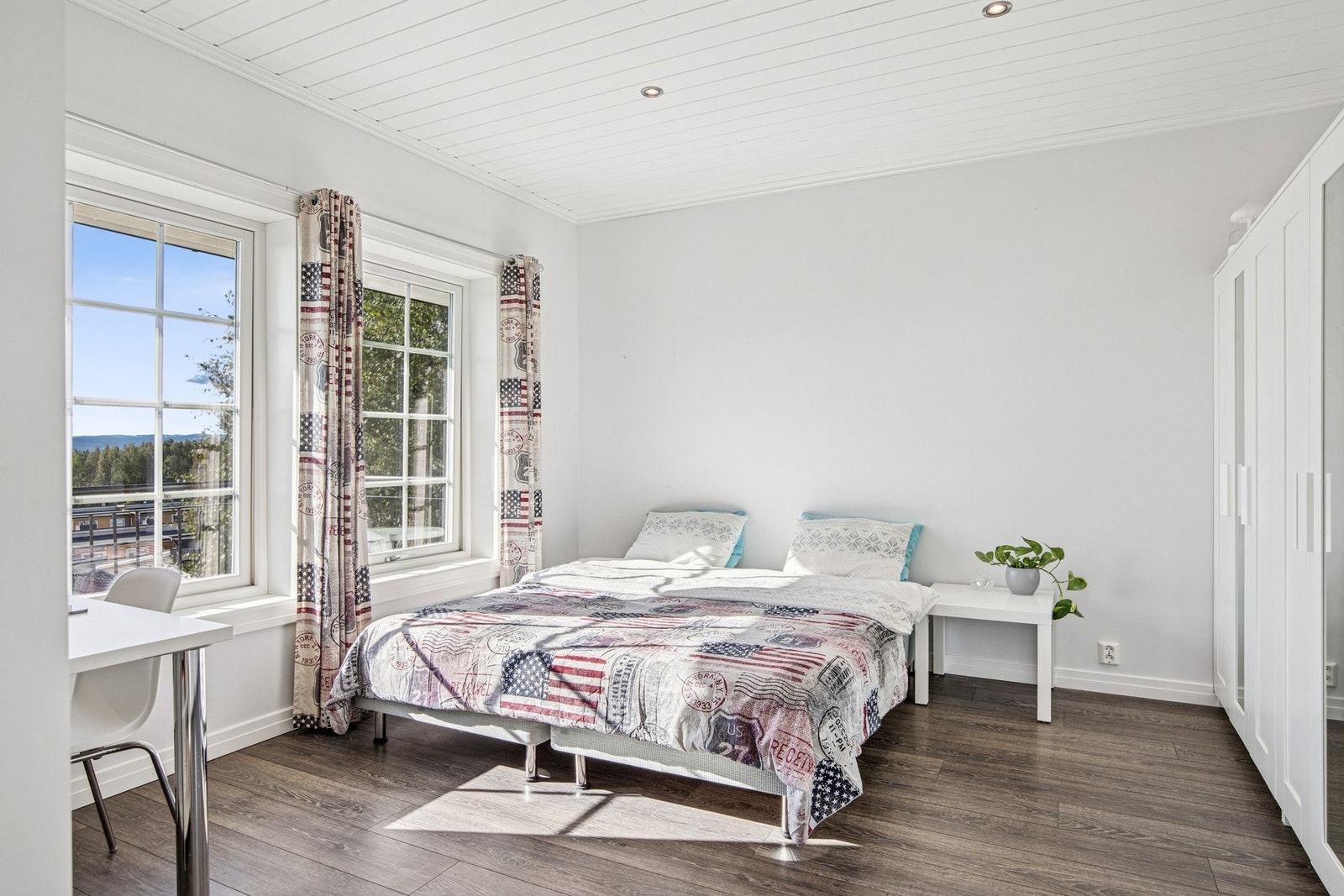 Soverom nr. 3 har lys og luftig følelse, gjør det enkelt å møblere. Galleribilde