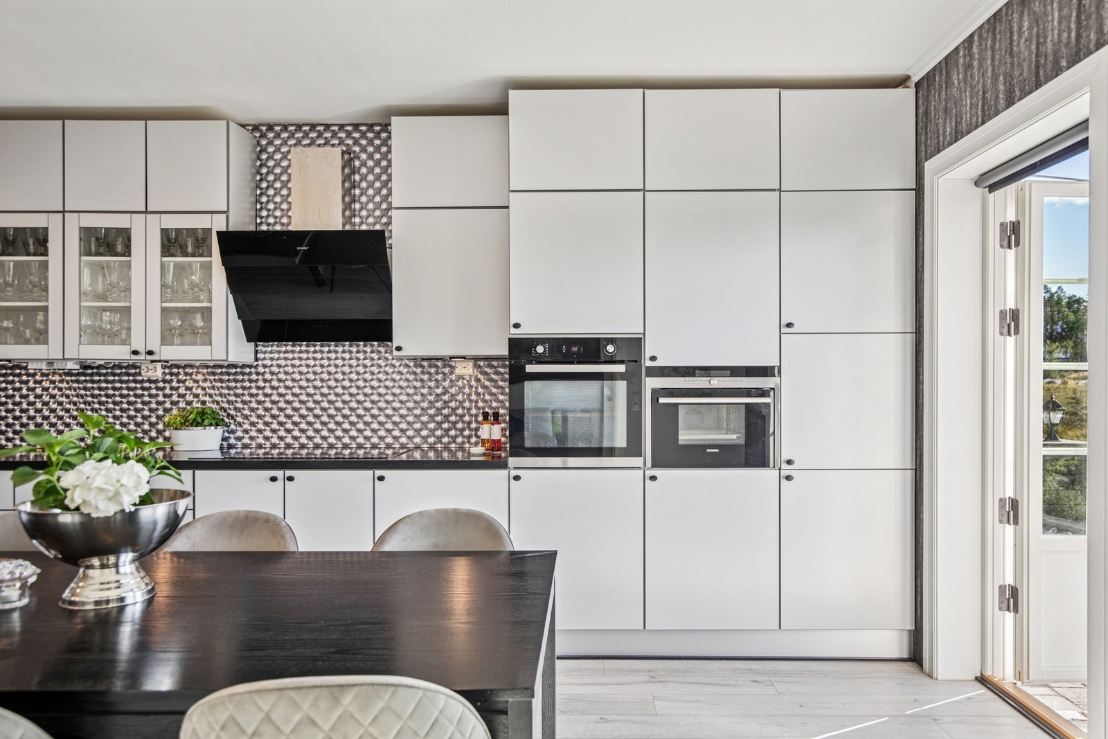 Det er kjøleskap, oppvaskmaskin, komfyr, varmluftsovn, induksjonstopp, vannstoppsystem og komfyrvakt. Galleribilde