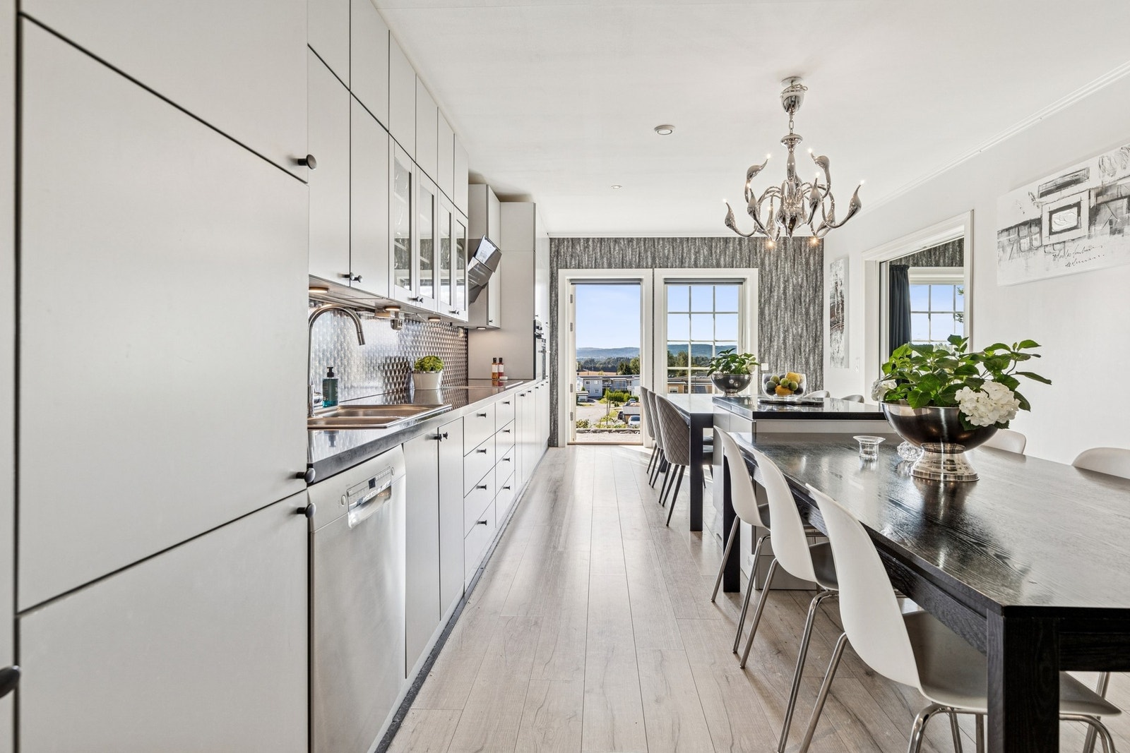 Boligen har et stort og romslig kjøkken med plass til hele familien. Galleribilde