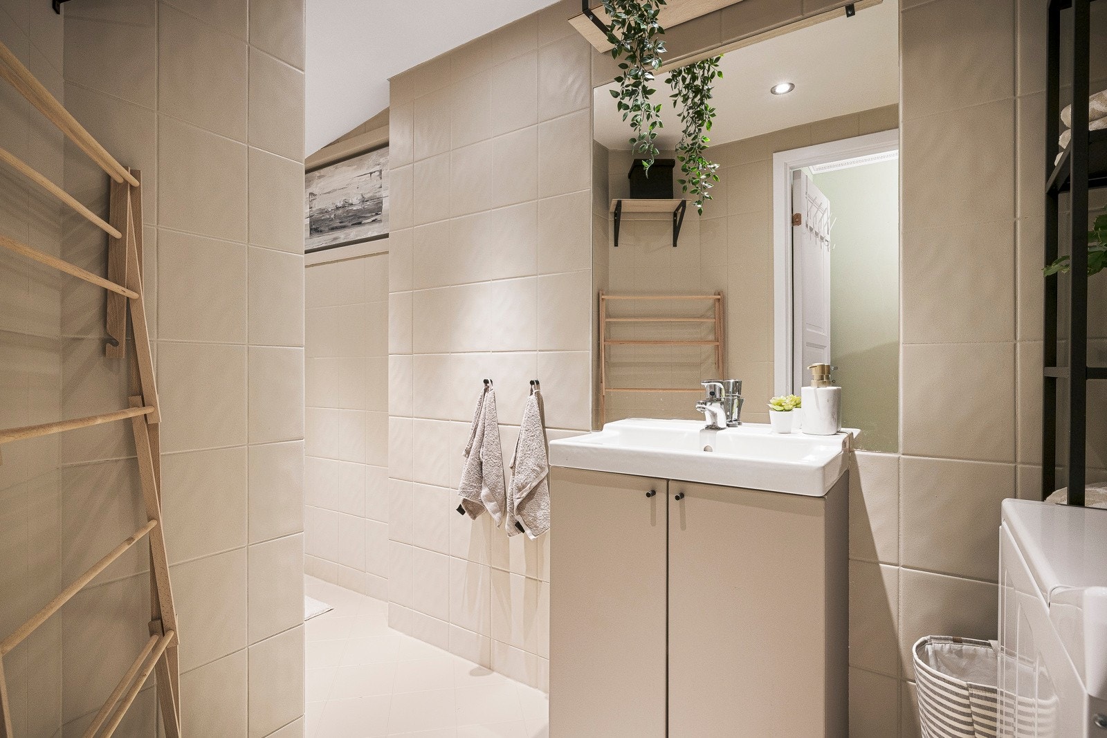 - Badet er innredet med varmekabler, dusj, servant med møblement og opplegg for vaskemaskin - Galleribilde