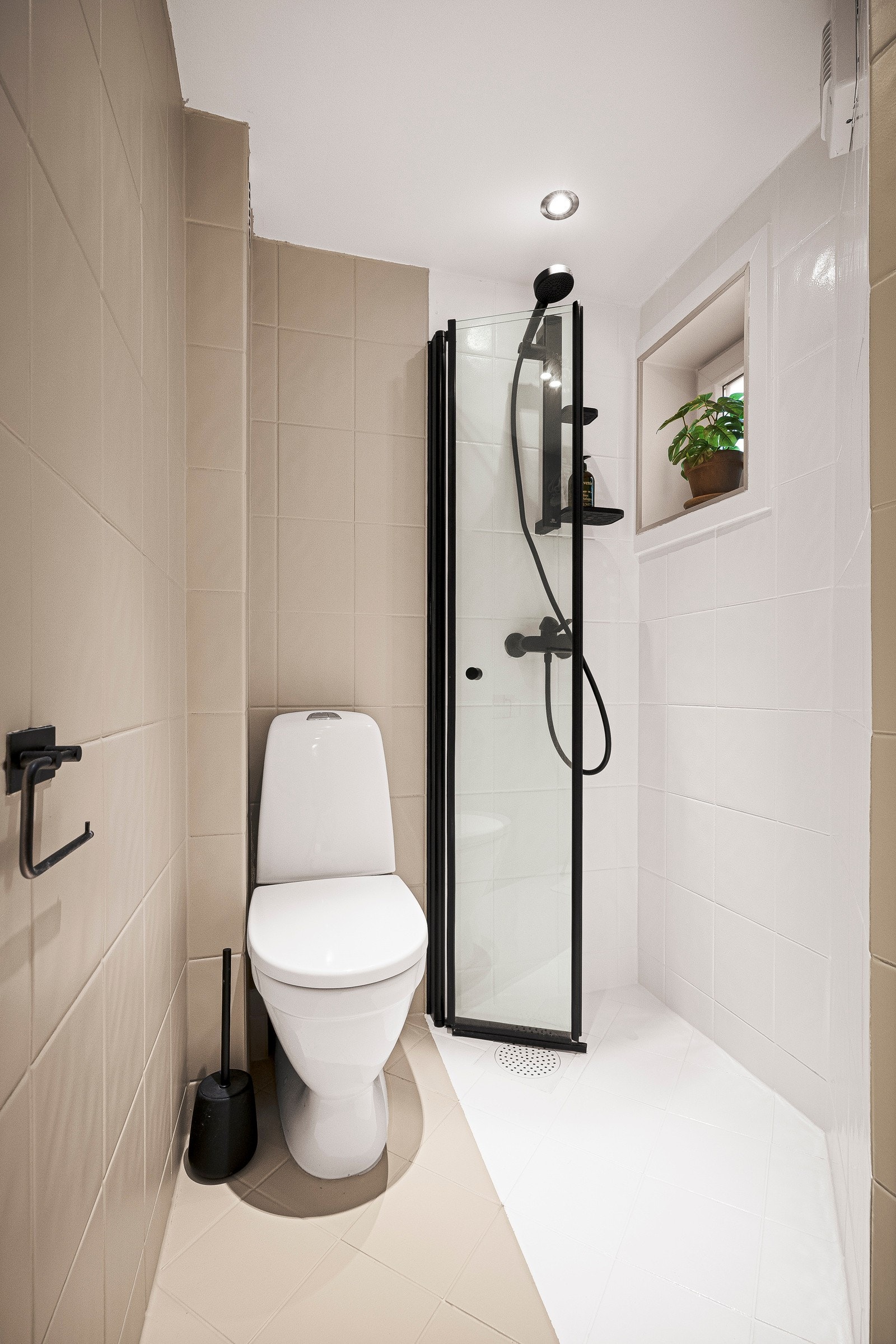 - Overflatene er nylig oppgradert med malt gulv og vegger (2024-2025), epoxy i dusjsonen samt nytt dusjsett og dusjvegg - Galleribilde