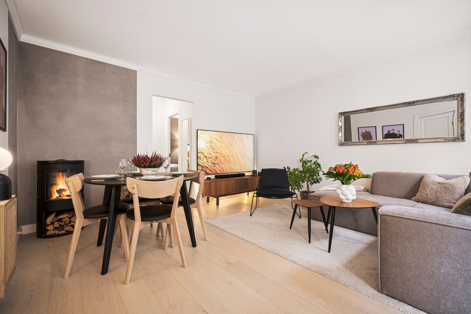 - Det er god plass til både sofakrok og spisegruppe - Galleribilde