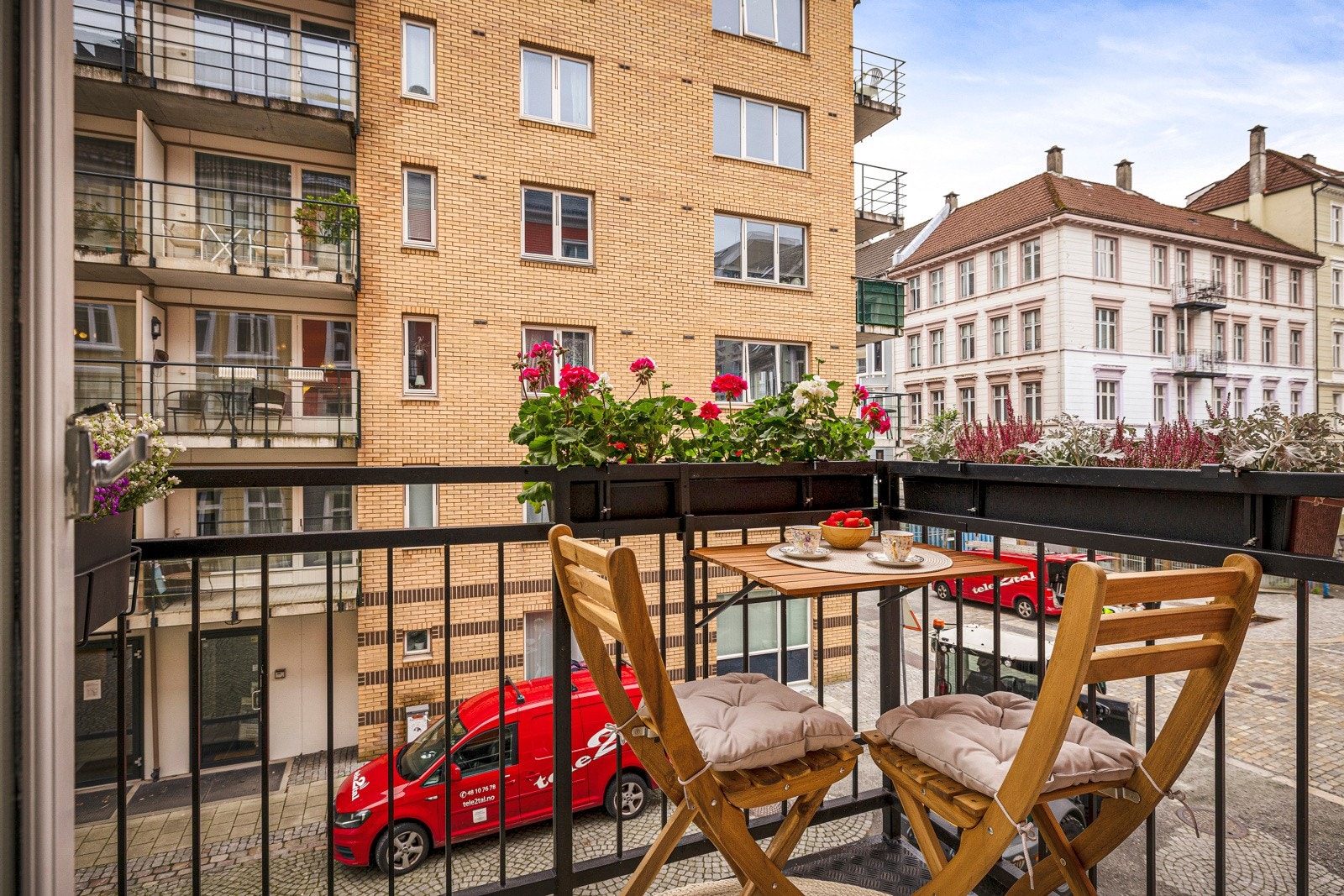 - Her er det plass til en liten sittegruppe og fine blomsterkasser - Galleribilde