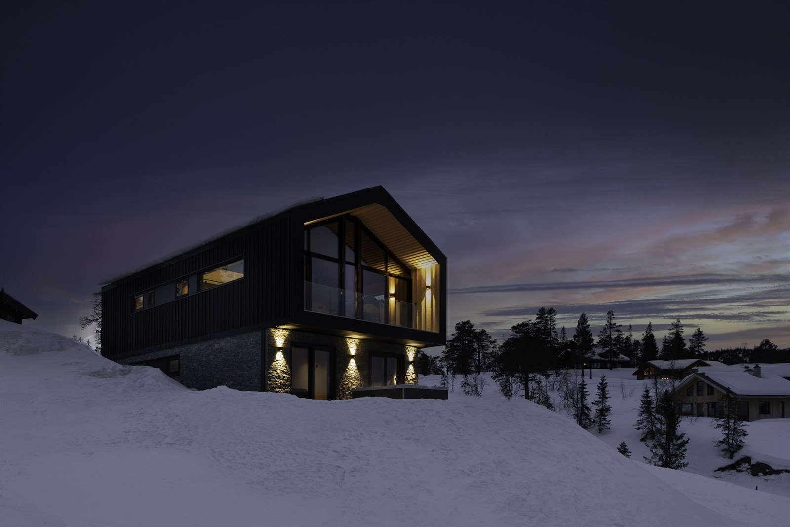 Velkommen til Nordre Damtjennhaugen 12, en nyoppført hytte fra 2023 med idyllisk utsikt, presentert av Martin Vosgraff og Bendik Blumenthal v/ Nordvik Hyttemegling! (Jacuzzien på bildet medfølger ikke) Galleribilde