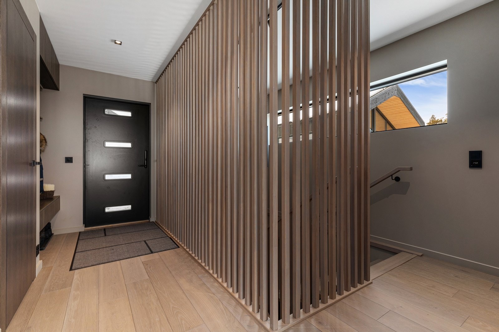 Inngang er fra 1. etasje. Videre kan man gå videre ned til underetasjen. Galleribilde