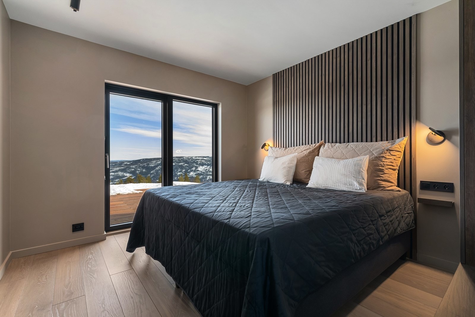 Dette er soverom 2, som speiler hovedsoverommet. Galleribilde