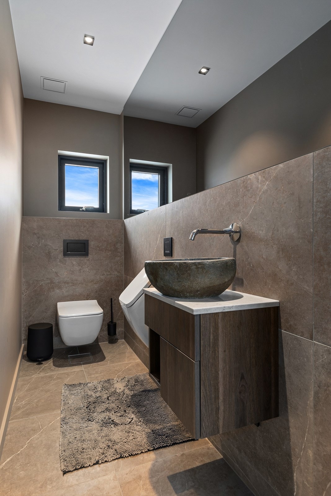 WC som ligger i 1. etasje. Hytta inneholder to bad og én separat WC. Galleribilde