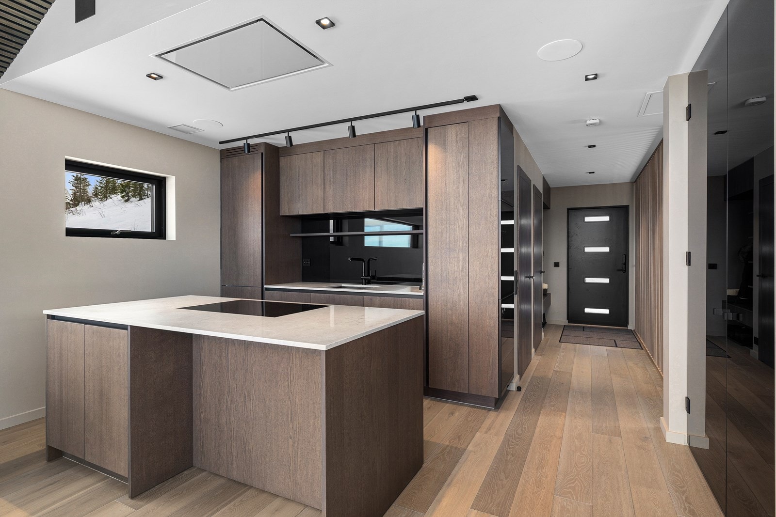 Flott kjøkken fra Scmidt med kompositstein benkeplate. Galleribilde