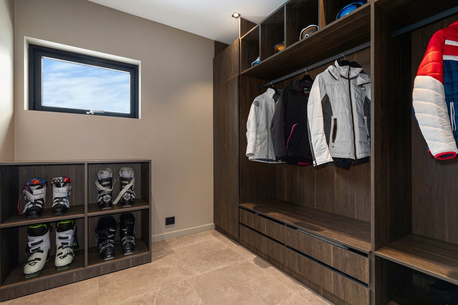 Garderobe for klær, sko og skiutstyr. Galleribilde