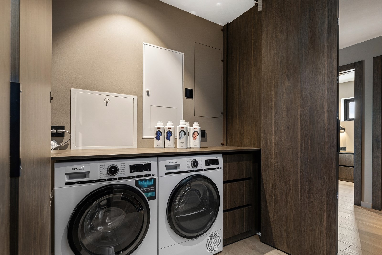 Vaskerom med foldedører i gangen. Vaskemaskin og tørketrommel medfølger ikke. Galleribilde