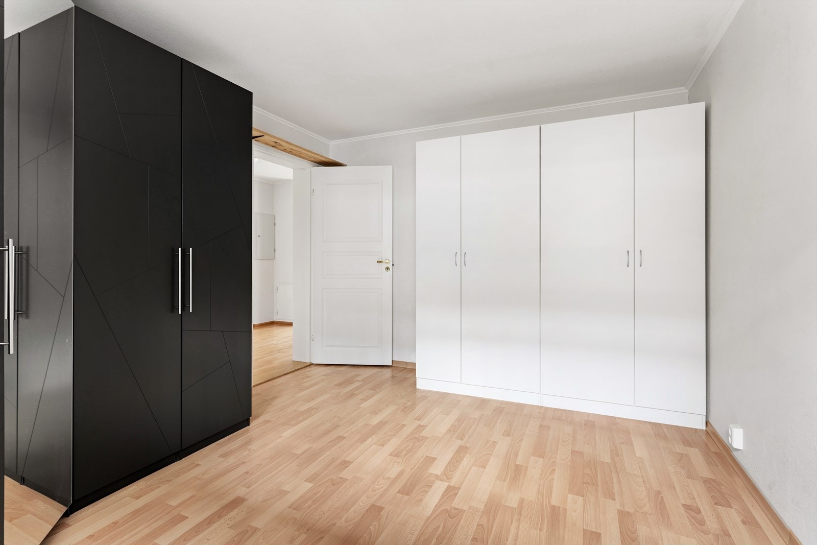 Leilighetens soverom er av god størrelse og med rikelig skapplass. Galleribilde