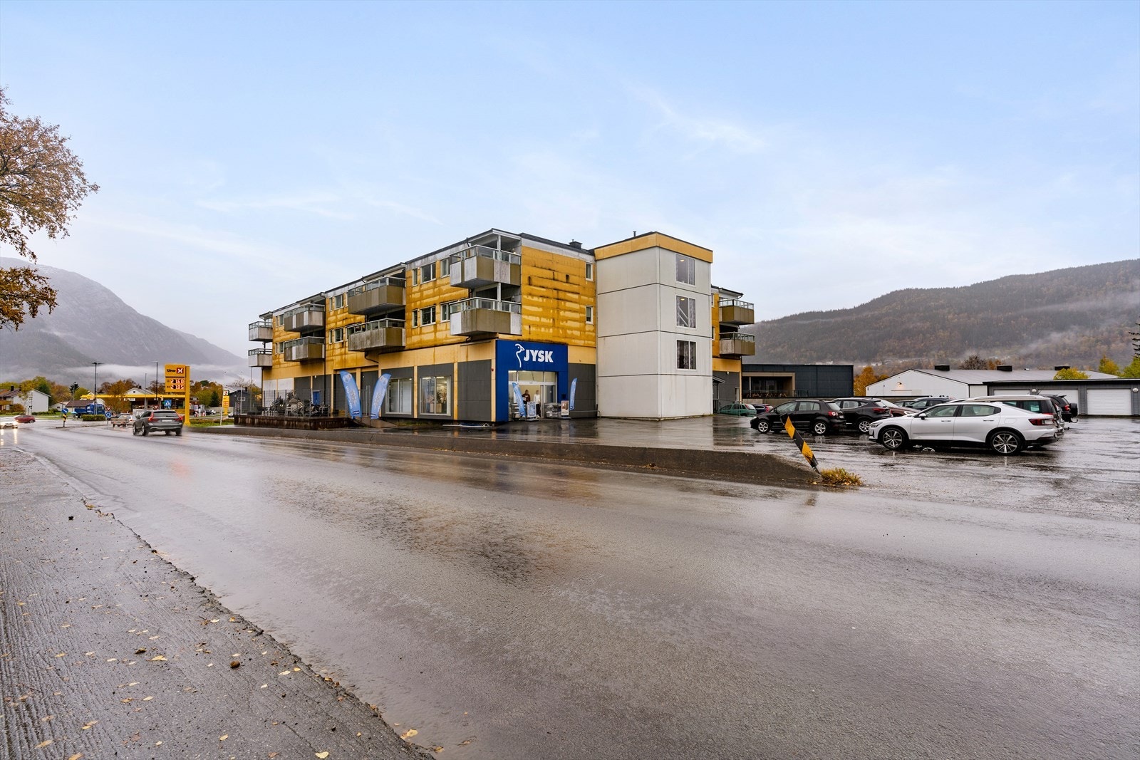 Her bor du meget sentralt- og med parken som nærmeste nabo. Gåavstand til Coop-Extra, sentrum og butikkene på Nyrud. Galleribilde