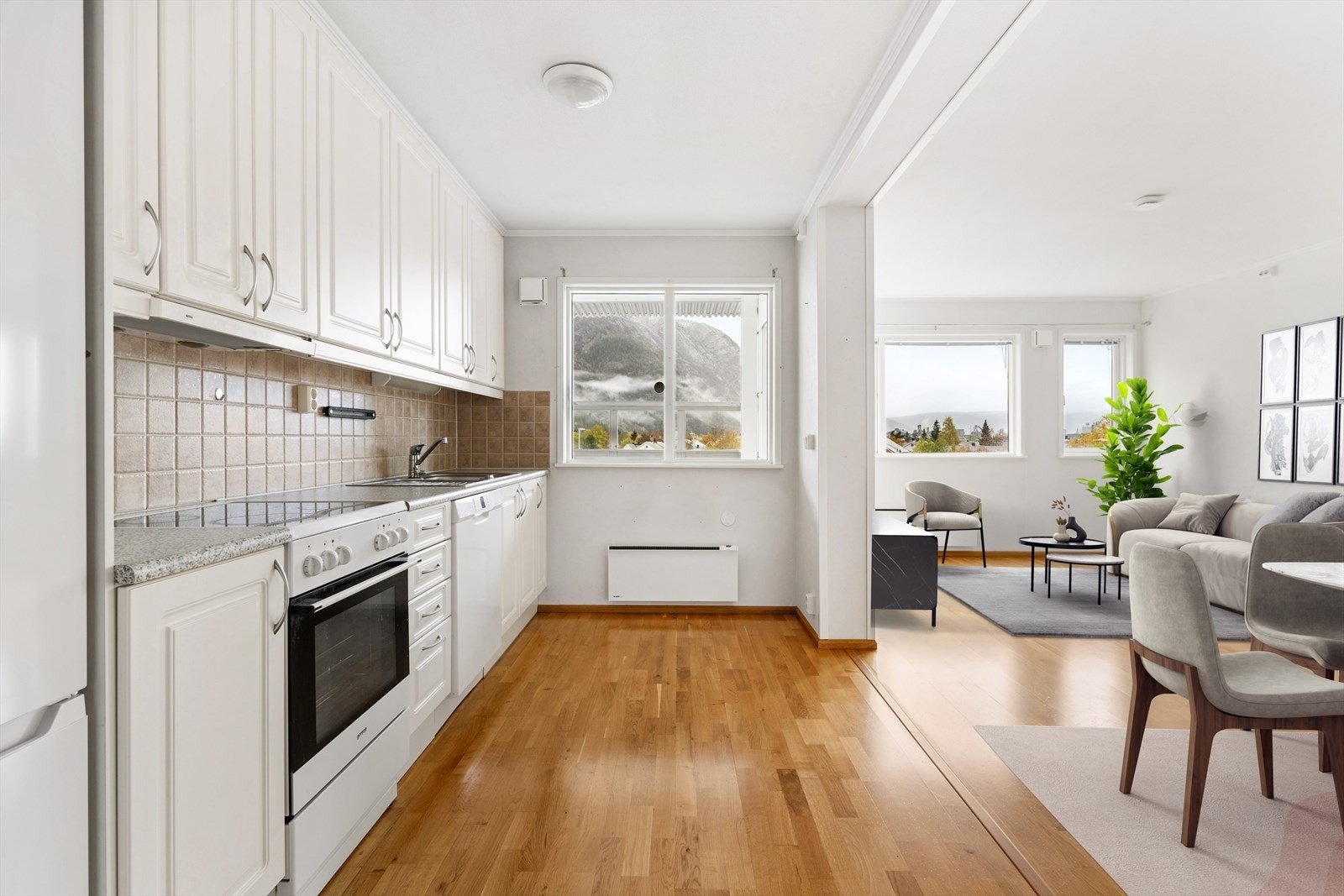 Velkommen til Vefsnvegen 5! En lettstelt 2-roms leilighet i 2.etasje. Veranda med utsikt over Mosjøen sentrum. (Bildet er digitalt møblert/stylet) Galleribilde