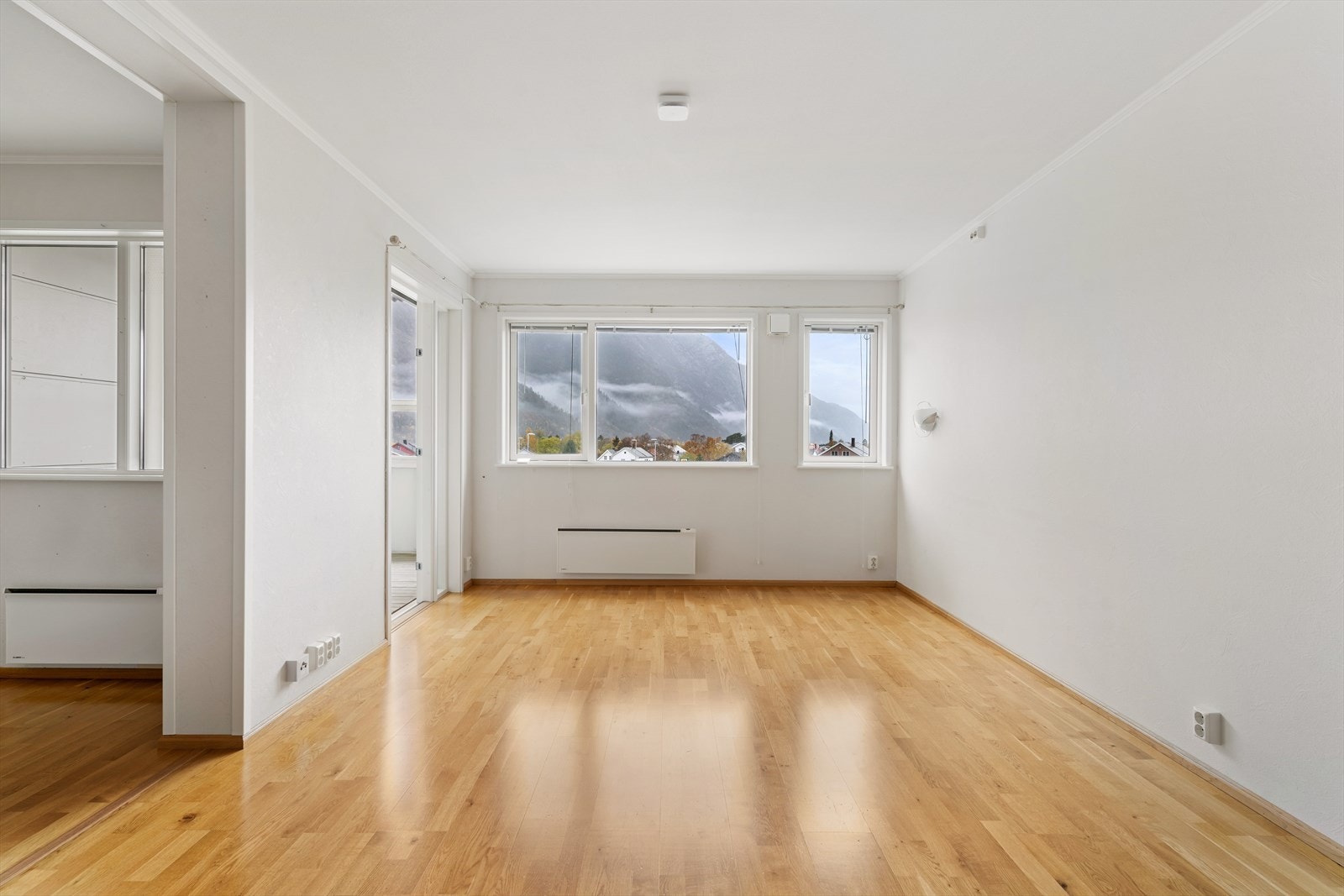 Vindusflatene sørger for godt med dagslys. Dette er en lettvint leilighet hvor man har alt på ett plan. Galleribilde