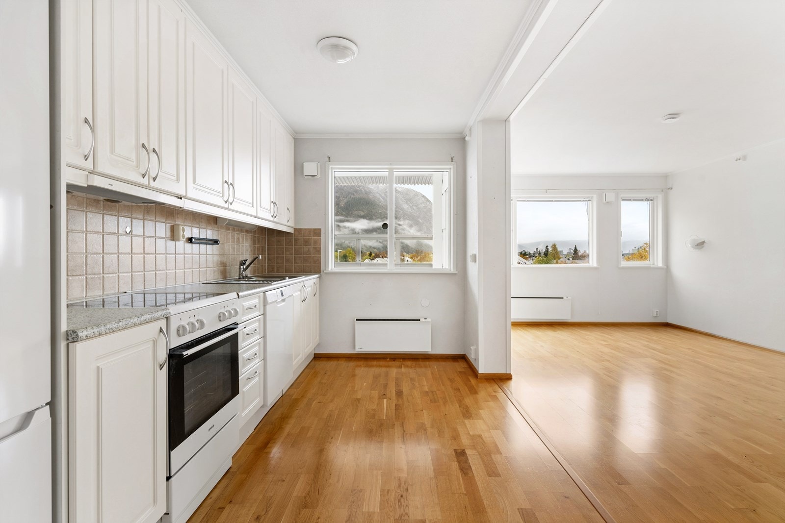 Vel inne finner du en åpen kjøkken- stue løsning som gir en luftig og god følelse. Parkett på gulv. Galleribilde