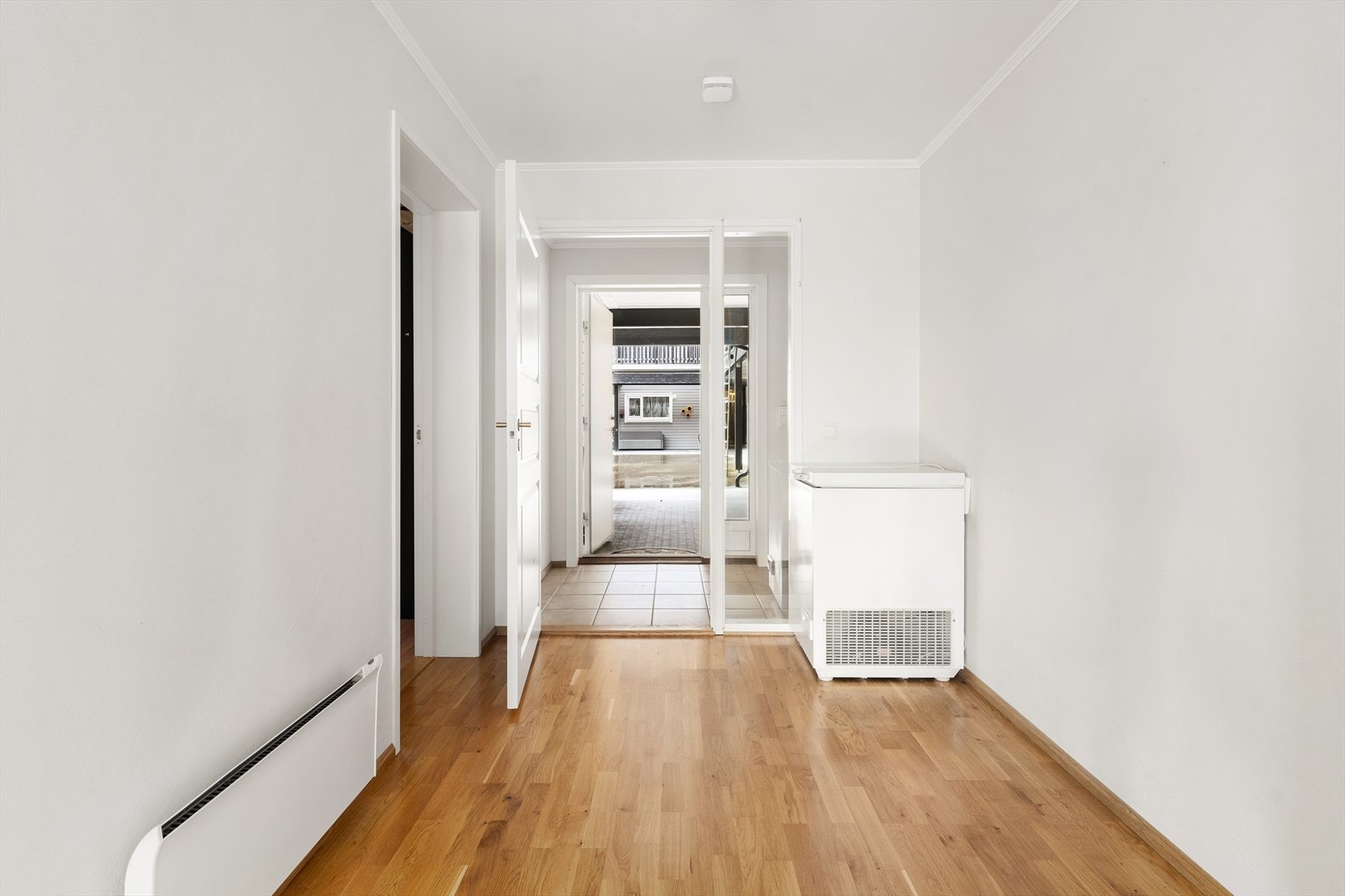 Romslig gang hvor man har gode muligheter til å sette inn ekstra oppbevaring eller lignende. Vindfanget har fliser på gulv med varmekabler. Galleribilde