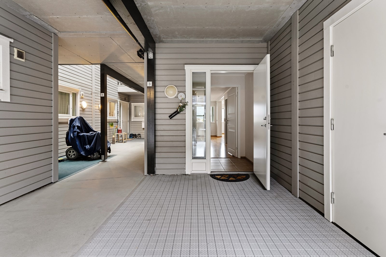 Velkommen til leiligheten. Her ser du inngangspartiet hvor du også har en praktisk utebod inn døren til høyre. Galleribilde