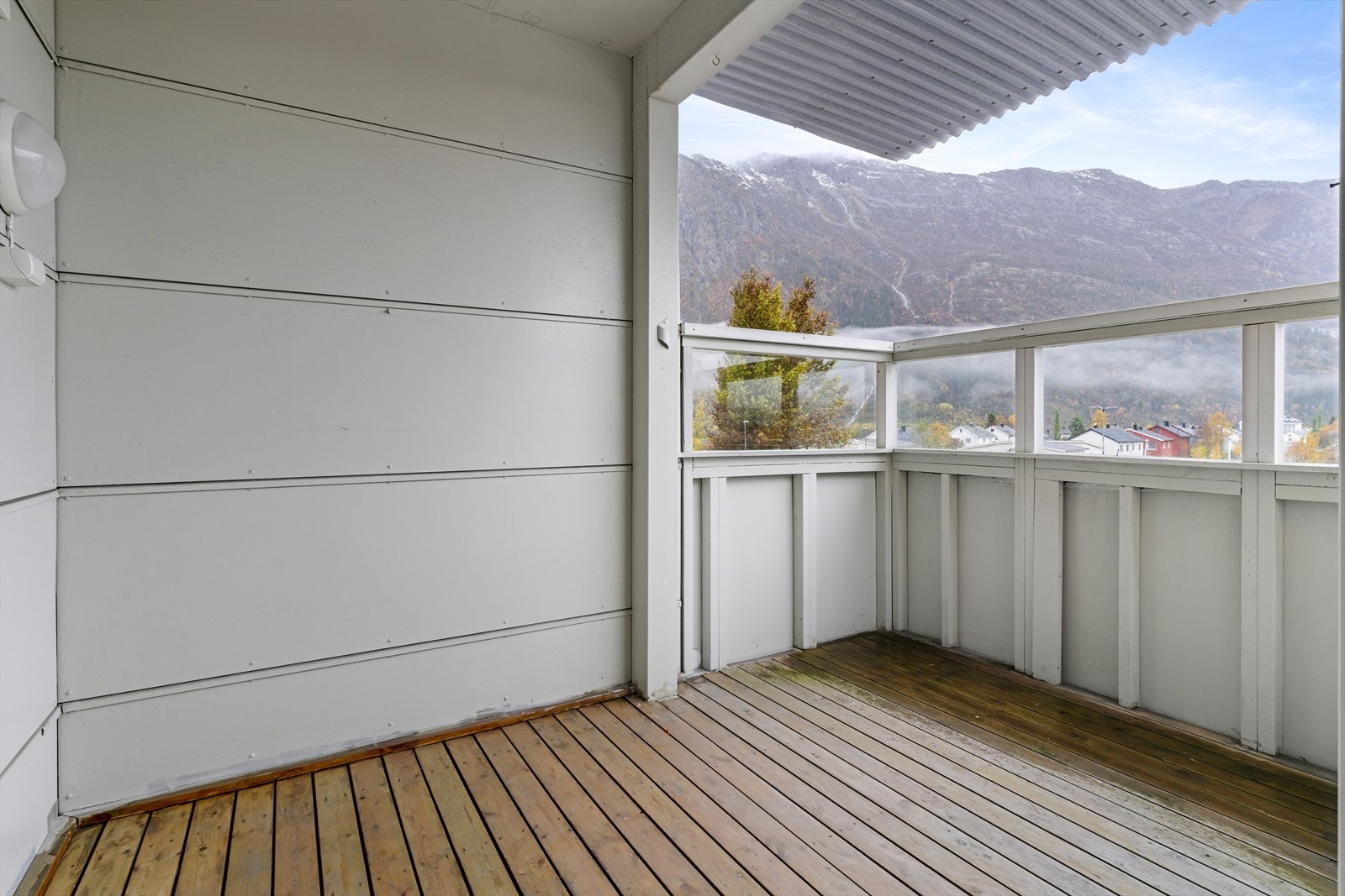 Verandaen er på ca. 8 m², og delvis takoverbygd. Terrassedekke lagt på gulv. Galleribilde