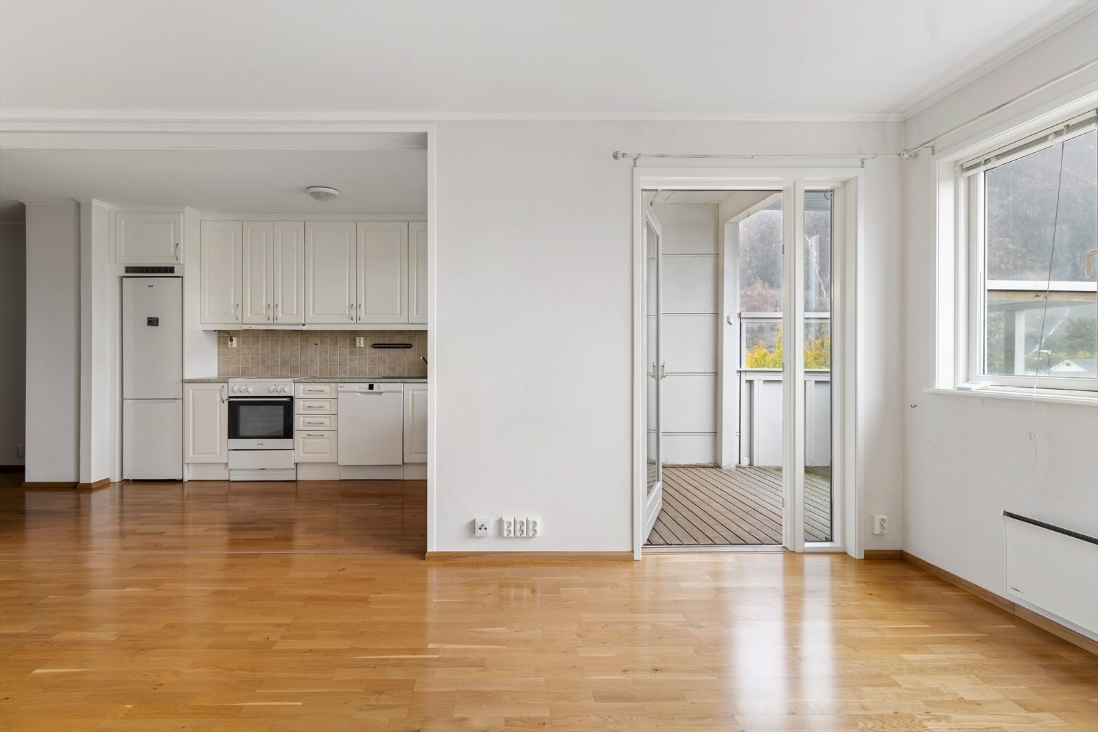 Fra stuen har du utgang til verandaen. Galleribilde