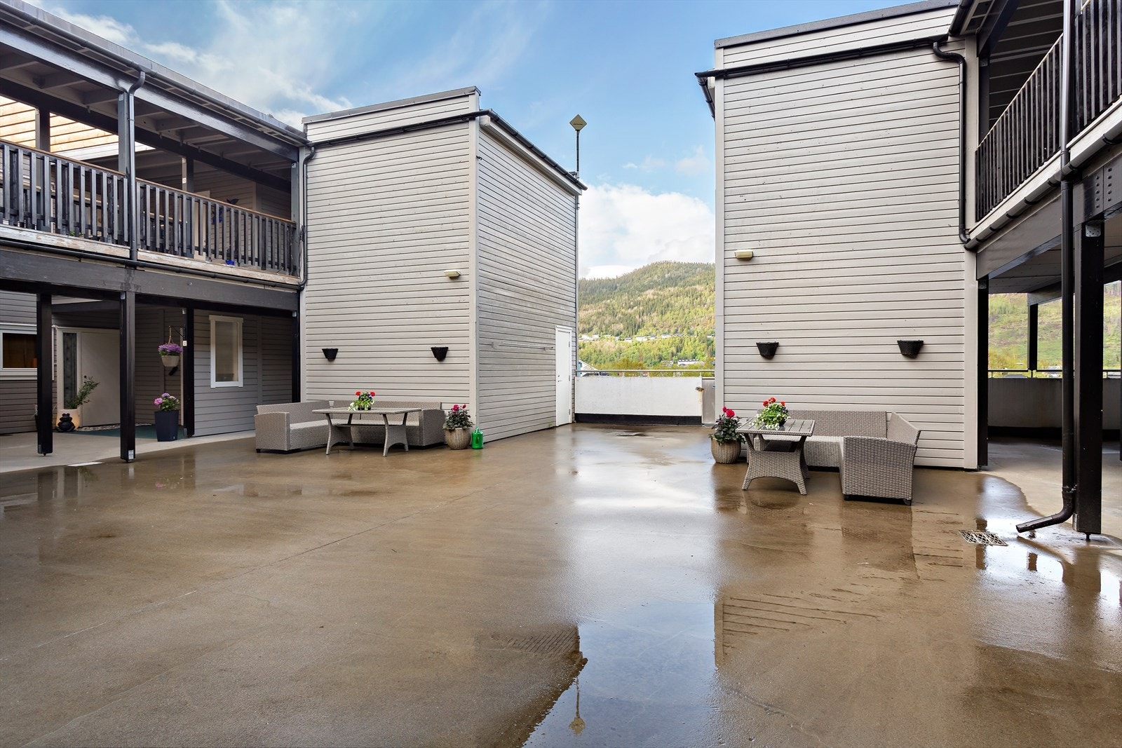 Øyfjellet borettslag er et trivelig borettslag. Fellesarealet er fint å bruke, spesielt på fine dager er dette et sted for sosialt samvær. Galleribilde