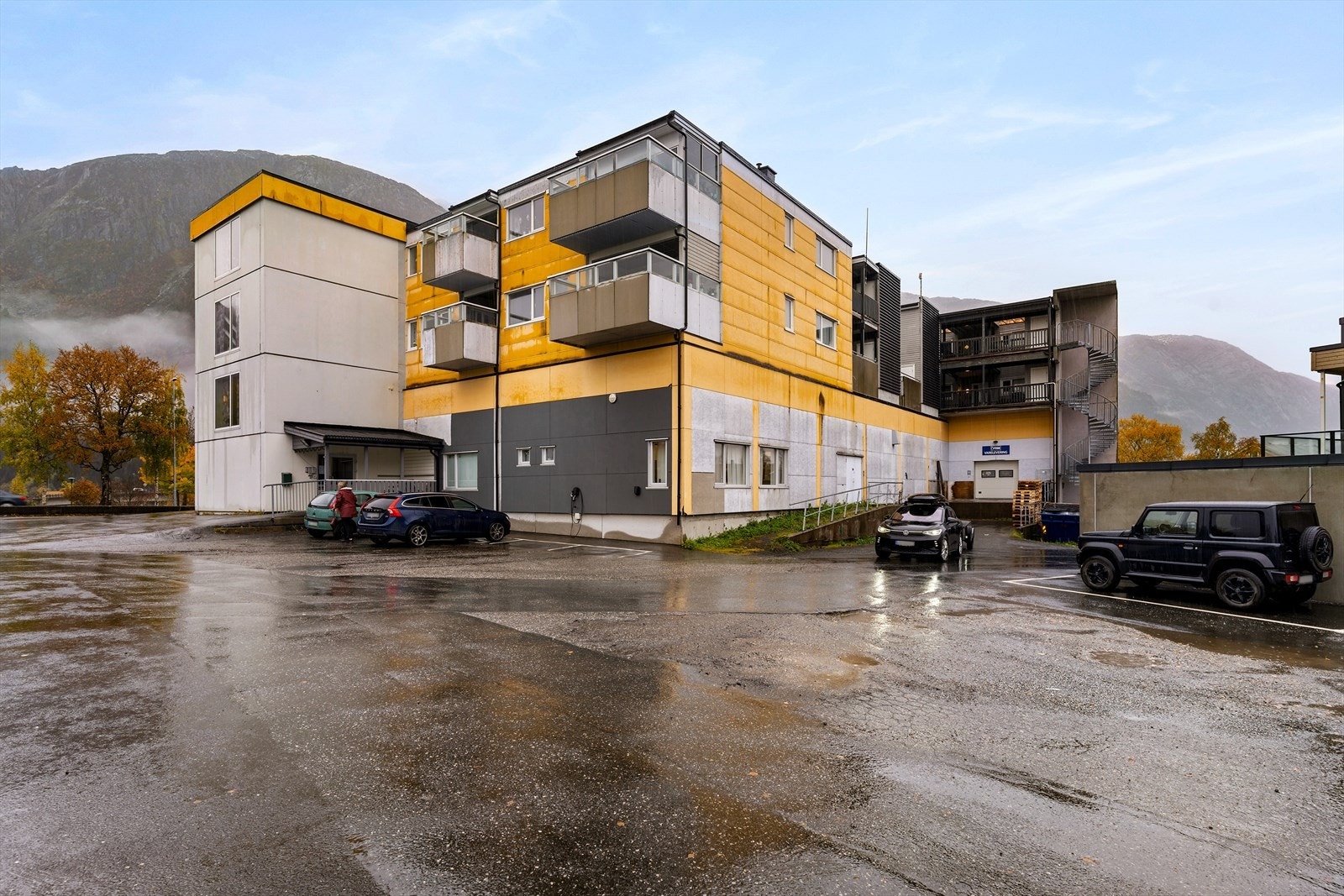 Velkommen til Vefsnvegen 5! En lettstelt 2-roms leilighet i 2.etasje. Veranda med utsikt over Mosjøen sentrum. Galleribilde