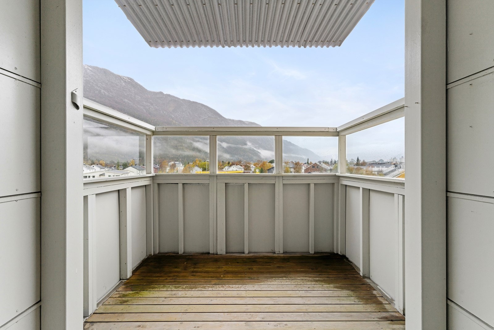 Her kan du lage deg en koselig liten plass hvor du kan sitte å nyte litt frisk luft. Utsikt mot bl.a. Øyfjellet, sentrum og Dolstadåsen. Galleribilde