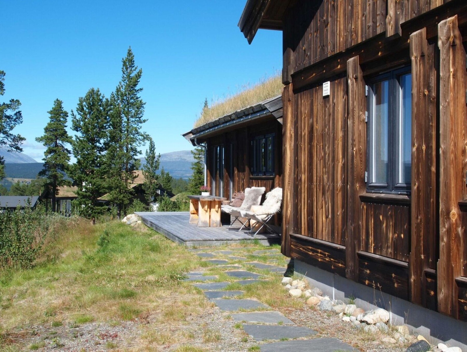 Eiendommen er pent opparbeidet med en herlig terrasse, steinheller og en trapp av skiferstein. Galleribilde