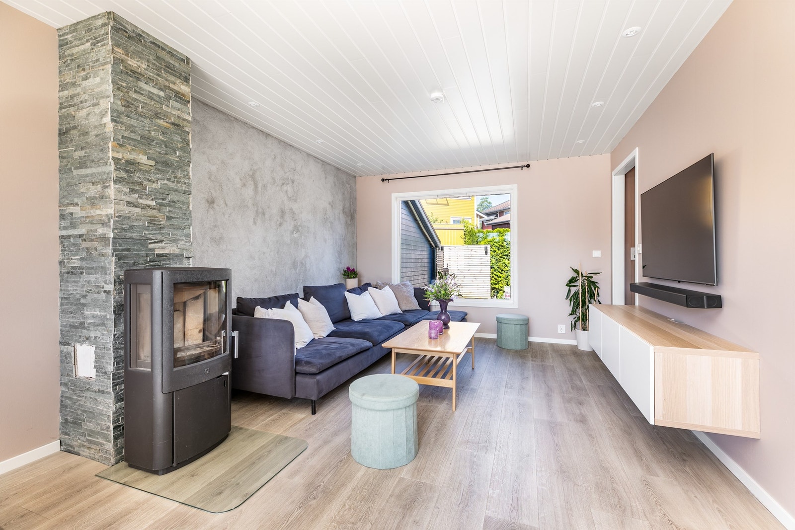 Boligens elektriske anlegg er oppgradert, blant annet med nye spotter over stuen og varmefolie i stuen/kjøkkenet. Galleribilde