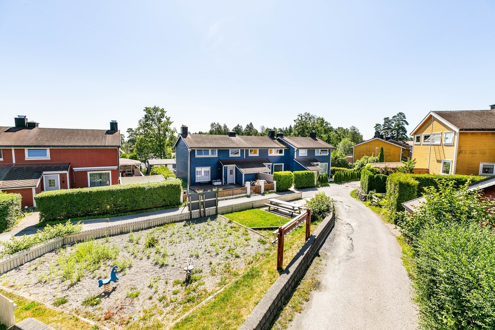 I borettslaget råder et rolig og barnevennlig miljø. Lekeplass ligger rett over gaten fra inngangspartiet. Galleribilde
